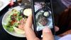 Une personne prend en photo son assiette avec son smartphone, le 19 juillet 2012, dans un restaurant de Paris.