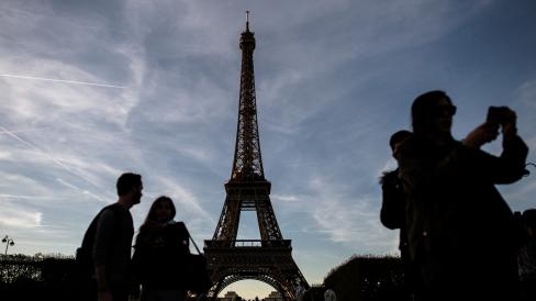 Des touriste font des selfies devant la tour Eiffel, à Paris, en octobre 2016.