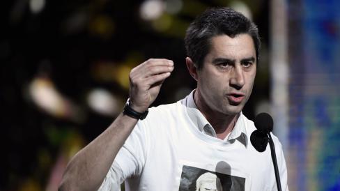 Le réalisateur François Ruffin portant un T-shirt représentant le patron du groupe Bolloré, Vincent Bolloré, s\'exprime pendant la 42e Cérémonie des César à la Salle Pleyel, le 24 février 2017, après avoir été récompensé pour son film \"Merci Patron\".