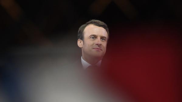 Emmanuel Macron fête sa victoire à l\'élection présidentielle, le 7 mai 2017 devant la pyramide du Louvre, à Paris.