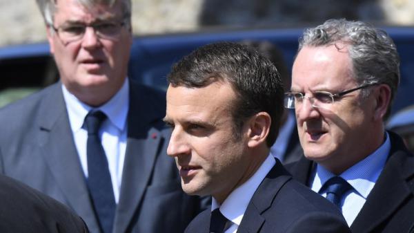 Emmanuel Macron, entouré de Jean-Paul Delevoye (à droite), président de la commission d’investiture, et Richard Ferrand, secrétaire général du mouvement (à gauche).