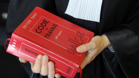 Un avocat tient un code du travail, à Quimper (Finistère).