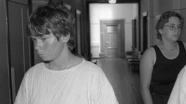 Marie-Ange Laroche (à droite), et sa sœur Murielle Bolle (à gauche), le 30 juin 1986 au tribunal de Dijon (Côte-d\'Or).