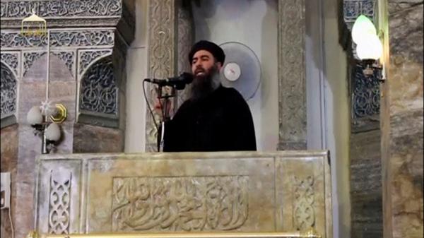 L\'homme présenté comme le leader du groupe Etat islamique, Abou Bakr al-Baghdadi, lors de sa seule apparition publique connue, dans la mosquée al-Nouri de Mossoul (Irak), sur une vidéo mise en ligne le 5 juillet 2014.
