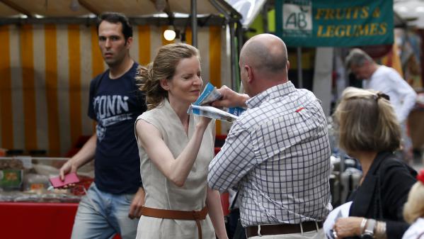 L\'une des photos présentées à la cour, où l\'on distingue Nathalie Kosciusko-Morizet et Vincent Debraize, le 15 juin 2017 sur le marché de la place Maubert à Paris.